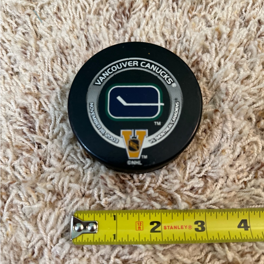 🇨🇦Vancouver Canucks NHL Official Puck🇨🇦